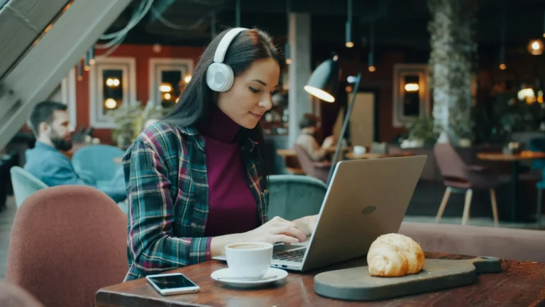 Woman working on a laptop in a cafu00e9